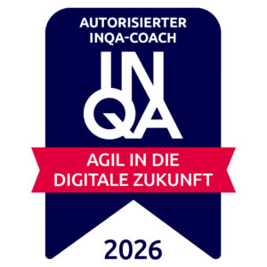 Blaue Plakette mit "INQA", rotes Band mit "Agil in die digitale Zukunft" und "2026" am unteren Rand.